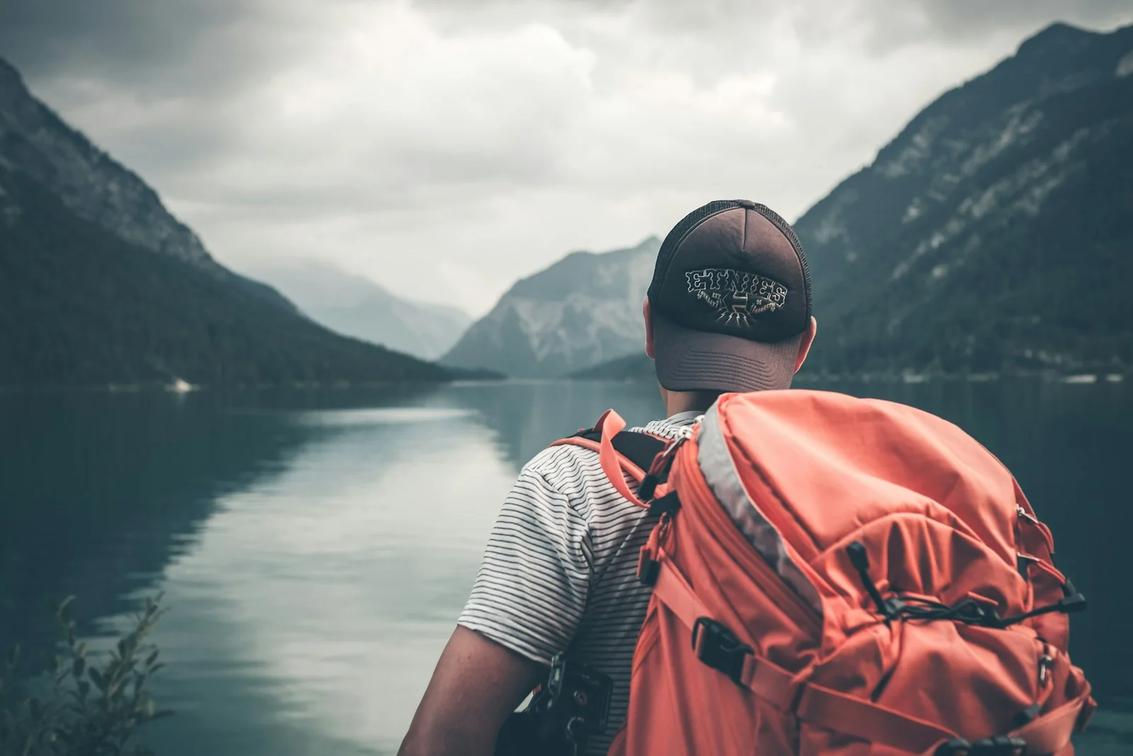 Una viajera contempla un paisaje de montaña