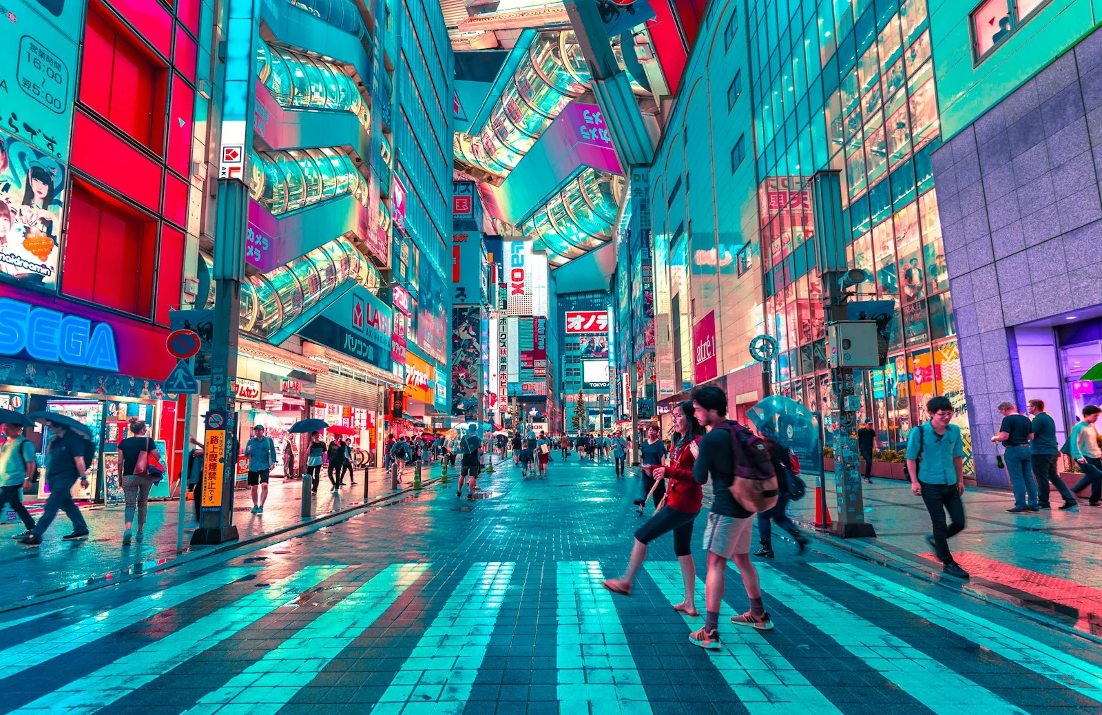 Luces de la ciudad al anochecer en Japón